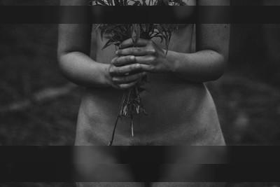 Rearviewmirror | Flowers / Nude / Flowers,Renée Nesca,Pixelworx,Blumen,Hand,Nude,Akt,Wald,Forest,Trier