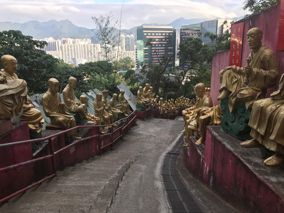Aufstieg zum 10.000-Buddha-Temple / Street