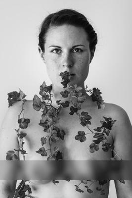 » #3/5 « / Adorned / Blog-Beitrag von <a href="https://strkng.com/de/fotografin/astrid+susanna+schulz/">Fotografin Astrid Susanna Schulz</a> / 14.04.2019 17:33 / Nude