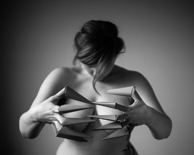 » #1/3 « / With claws / Blog post by <a href="https://strkng.com/en/photographer/astrid+susanna+schulz/">Photographer Astrid Susanna Schulz</a> / 2019-04-17 19:48 / Konzeptionell
