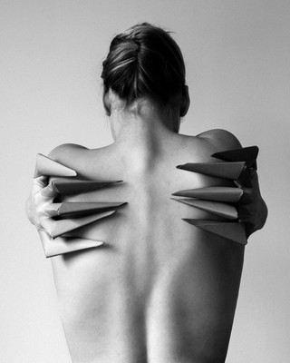 » #2/3 « / With claws / Blog post by <a href="https://strkng.com/en/photographer/astrid+susanna+schulz/">Photographer Astrid Susanna Schulz</a> / 2019-04-17 19:48 / Konzeptionell