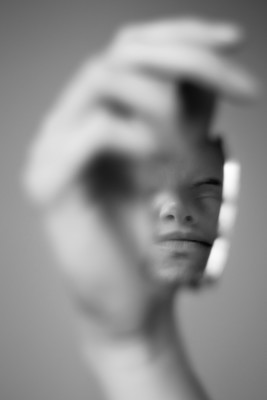 » #1/3 « / broken in pieces / Blog-Beitrag von <a href="https://strkng.com/de/fotografin/astrid+susanna+schulz/">Fotografin Astrid Susanna Schulz</a> / 14.01.2020 23:12 / Schwarz-weiss / mirror,hand,brokenmirror