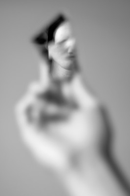 » #2/3 « / broken in pieces / Blog post by <a href="https://strkng.com/en/photographer/astrid+susanna+schulz/">Photographer Astrid Susanna Schulz</a> / 2020-01-14 23:12 / Schwarz-weiss / mirror,brokenmirror,lost