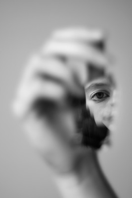 » #3/3 « / broken in pieces / Blog-Beitrag von <a href="https://strkng.com/de/fotografin/astrid+susanna+schulz/">Fotografin Astrid Susanna Schulz</a> / 14.01.2020 23:12 / Schwarz-weiss / mirror,brokenmirror,Augen,eye,seeme