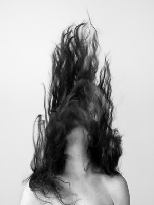 » #5/9 « / Schüttel dein Haar für mich / Blog-Beitrag von <a href="https://strkng.com/de/fotografin/astrid+susanna+schulz/">Fotografin Astrid Susanna Schulz</a> / 15.04.2020 15:10 / Schwarz-weiss