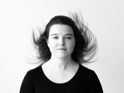 » #8/9 « / Schüttel dein Haar für mich / Blog-Beitrag von <a href="https://strkng.com/de/fotografin/astrid+susanna+schulz/">Fotografin Astrid Susanna Schulz</a> / 15.04.2020 15:10 / Schwarz-weiss