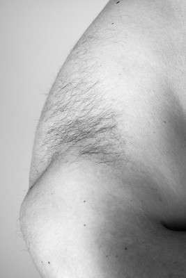 » #1/3 « / Man's body / Blog-Beitrag von <a href="https://strkng.com/de/fotografin/astrid+susanna+schulz/">Fotografin Astrid Susanna Schulz</a> / 16.04.2021 23:36 / Nude