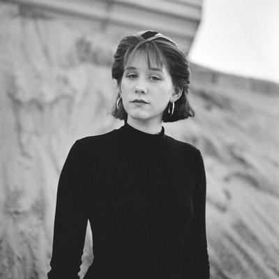 » #2/3 « / Jenna / Blog-Beitrag von <a href="https://strkng.com/de/fotografin/astrid+susanna+schulz/">Fotografin Astrid Susanna Schulz</a> / 04.10.2021 15:03 / Schwarz-weiss / Portrait,analog,analogue,analoguepeople,Hasselblad500c,fomapan200