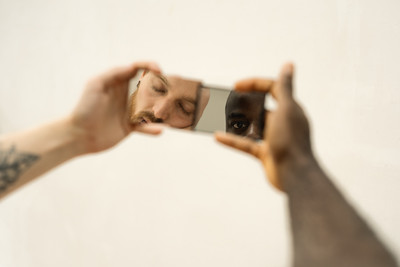 » #2/3 « / Mirrors / Blog-Beitrag von <a href="https://strkng.com/de/fotografin/astrid+susanna+schulz/">Fotografin Astrid Susanna Schulz</a> / 24.10.2022 22:38 / Portrait