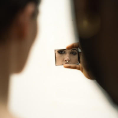 » #3/3 « / Mirrors / Blog-Beitrag von <a href="https://strkng.com/de/fotografin/astrid+susanna+schulz/">Fotografin Astrid Susanna Schulz</a> / 24.10.2022 22:38 / Portrait