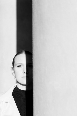 » #1/3 « / Licht und Schatten / Blog post by <a href="https://strkng.com/en/photographer/astrid+susanna+schulz/">Photographer Astrid Susanna Schulz</a> / 2024-12-05 00:05 / Portrait