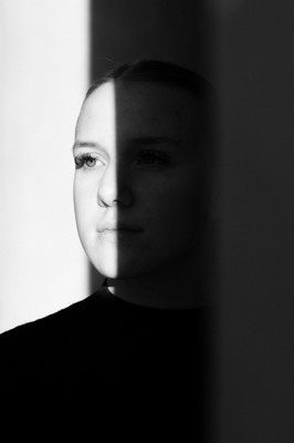 » #2/3 « / Licht und Schatten / Blog-Beitrag von <a href="https://strkng.com/de/fotografin/astrid+susanna+schulz/">Fotografin Astrid Susanna Schulz</a> / 05.12.2024 00:05 / Portrait