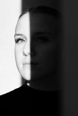 » #3/3 « / Licht und Schatten / Blog-Beitrag von <a href="https://strkng.com/de/fotografin/astrid+susanna+schulz/">Fotografin Astrid Susanna Schulz</a> / 05.12.2024 00:05 / Portrait