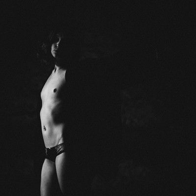 » #5/9 « / nur eine Drehung / Blog-Beitrag von <a href="https://strkng.com/de/fotografin/sinnlicht-fotografie/">Fotografin Sinnlicht-Fotografie</a> / 14.01.2020 11:16 / nude,art,availablelight,blackandwhite,bw,Schwarz-weiss,scenary,monochrome,monoart