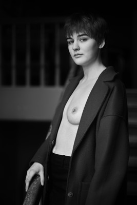 » #5/6 « / Der Mantel / Blog-Beitrag von <a href="https://kaimueller.strkng.com/de/">Fotograf Kai Mueller</a> / 13.04.2020 14:11 / Nude