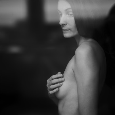 » #4/6 « / Hinter Glas / Blog post by <a href="https://kaimueller.strkng.com/en/">Photographer Kai Mueller</a> / 2021-03-07 15:15 / Nude