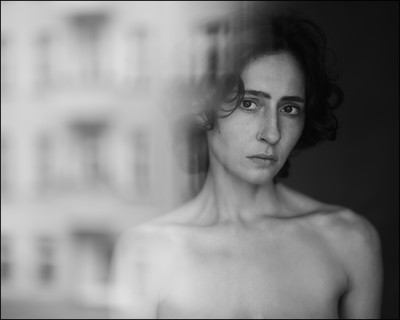 » #7/9 « / Emma, part one / Blog post by <a href="https://kaimueller.strkng.com/en/">Photographer Kai Mueller</a> / 2024-07-28 22:10 / Portrait