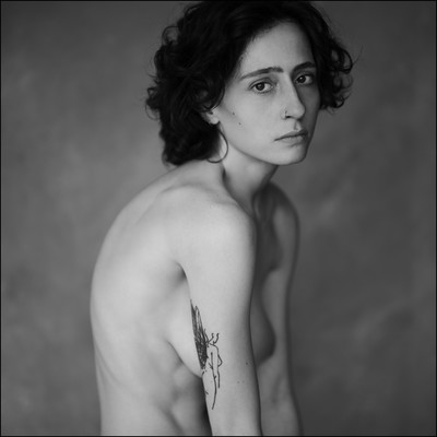 » #8/9 « / Emma, part two / Blog post by <a href="https://kaimueller.strkng.com/en/">Photographer Kai Mueller</a> / 2024-09-14 12:47 / Nude