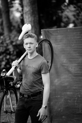 » #3/8 « / Graduation Shooting / Blog-Beitrag von <a href="https://strkng.com/de/fotograf/sven+hasper/">Fotograf Sven Hasper</a> / 13.08.2020 22:12 / Portrait / #corona