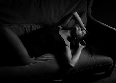 sensual on sofa / Nude / lichtundnicht