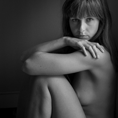 pureNude#1 / Nude / nude,akt,nackt,sensual,sinnlich,schwarzweiß,schwarz,weiß,lowkey,monochrome,monochrom,portrait,woman,frau,young,jung,hübsch,beautiful,sexy,erotic,lichtundnicht,available,light,vorhandenes,licht,indoor