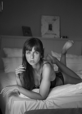 in bed with K. / Nude / sensual,nude,akt,dessous,lingerie,hotel,available,light,indoor,onlocation,chamäleon