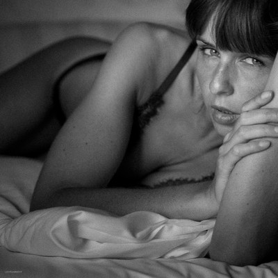 in bed with K. / Nude / sensual,sinnlich,akt,nude,dessous,lingerie,indoor,bed,hotel,monochrome