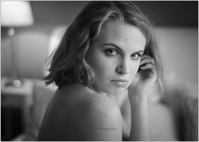 L. / Portrait / portrait,model,indoor,hotel,blick,look,nude,akt,aktportrait,woman,frau,jung,young