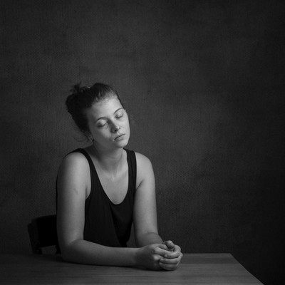 Nora@LICHTundNICHT / Portrait / portrait,blacknwhite,monochrome,bnw,sw,schwarzweiss,blackandwhite,studio,indoor,onelight,onelightsetup,female,table,tisch