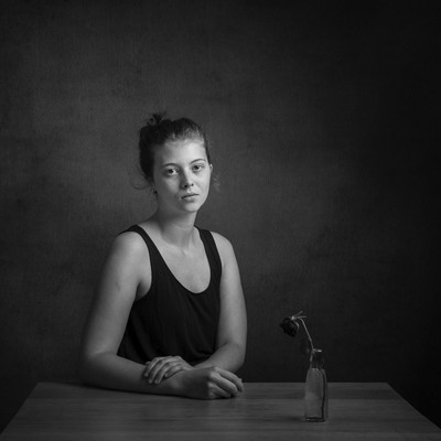 Nora@LICHTundNICHT / Portrait / portrait,model,female,table,indoor,studio,onelight,onelightsetup,schwarzweiss,sw,bnw,blacknwhite,blackandwhite,monochrome,tisch