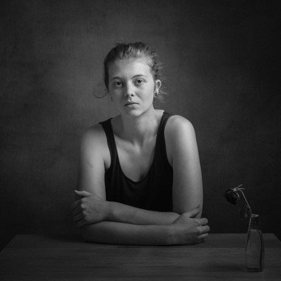 NoraLICHTundNICHT / Portrait / portrait,indoor,studio,onelight,onelightsetup,monochrome,bnw,blacknwhtie,blackandwhite,schwarzweiss,sw,model,female,young,beautiful,table,tisch