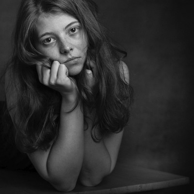 Nora@LICHTundNICHT / Portrait / portrait,model,female,indoor,young,beautiful,reduced,unaufgeregt,monochrome,art,blackandwhite,blacknwhite,bnw,sw,schwarzweiss,table,tisch