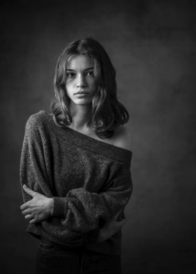 Naomi / Portrait / studio,girl,model,young,lips,jumper,look,eyes,monochrome