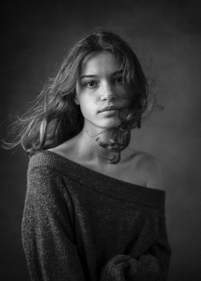 Naomi / Portrait / lichtundnicht,portrait,monochrome,studio,girl,young,lips,beautiful,look,onelightsetup,portraiture,monochromeportrait,hair