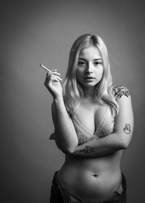 » #2/8 « / with cigarette / Blog post by <a href="https://strkng.com/en/photographer/lichtundnicht/">Photographer LICHTundNICHT</a> / 2022-01-30 11:04 / Nude / portrait,seethru,monochrome,model,young,cigarette,homestudio