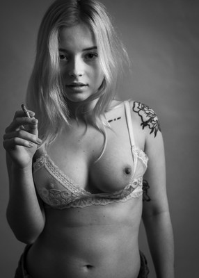 » #5/8 « / with cigarette / Blog post by <a href="https://strkng.com/en/photographer/lichtundnicht/">Photographer LICHTundNICHT</a> / 2022-01-30 11:04 / Nude / portrait,aktportrait,´nude,akt,teilakt,breasts,nipples,model,young,monochrome,heimstudio,blackandwhtie,homestudio,cigarette,sw,bnw,breast