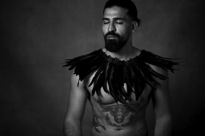 Anusch / Portrait / portrait,sensual,malemodel,masculine,feather,feathers,beard,onelightsetup,homestudio,lichtundnicht,freiburg