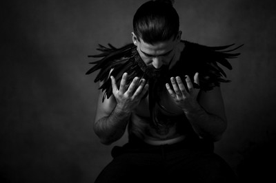 Anusch / Konzeptionell / portrait,malemodel,beard,feather,feathers,masculine,indoor,homestudio,freiburg,lichtundnicht,onelight,onelightsetup,sensual