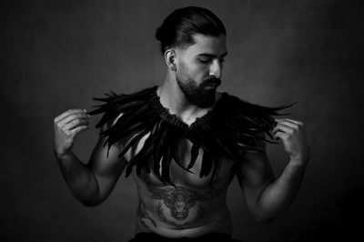 Anusch / Portrait / portrait,male,malemodel,masculine,bnw,finearzt,homestudio,freiburg,onelightsetup,beard,feathers