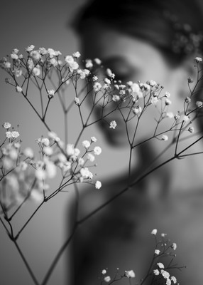 » #1/7 « / Mia with flowers / Blog post by <a href="https://strkng.com/en/photographer/lichtundnicht/">Photographer LICHTundNICHT</a> / 2022-08-20 10:44