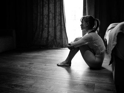 » #8/9 « / Bogdana on location / Blog-Beitrag von <a href="https://strkng.com/de/fotograf/lichtundnicht/">Fotograf LICHTundNICHT</a> / 17.12.2023 12:14 / Stimmungen / indoor,hotel,hotelshooting,model,availablelight,berlin