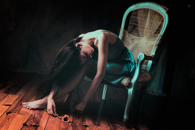 » #3/8 « / The forgetten doll / Blog post by <a href="https://strkng.com/en/photographer/valou+perron---photography---/">Photographer Valou Perron...Photography...</a> / 2018-08-28 09:46