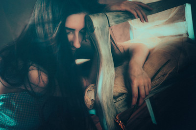 » #6/8 « / The forgetten doll / Blog post by <a href="https://strkng.com/en/photographer/valou+perron---photography---/">Photographer Valou Perron...Photography...</a> / 2018-08-28 09:46