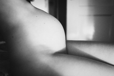 » #1/5 « / Beauty &amp; Pregnancy / Blog-Beitrag von <a href="https://strkng.com/de/fotograf/marc+schnyder/">Fotograf Marc Schnyder</a> / 10.11.2020 21:24 / Nude