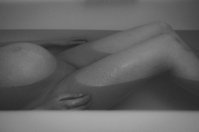 » #3/9 « / Beauty, Pregnancy &amp; Birth / Blog post by <a href="https://strkng.com/en/photographer/marc+schnyder/">Photographer Marc Schnyder</a> / 2020-11-23 20:58 / Everyday / Pregnancy,pregnant,Bellybump,Childbirth,Birth,Water,Nude,wet,skin,Schwanger,BW,Black&white