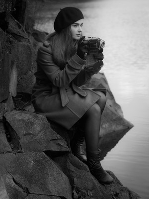 Schwarzes Licht / Portrait / Marina,Mantel,strumpfhose,nylon,adox,schwarzweiß