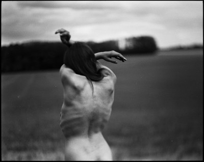 » #3/7 « / Blog-Beitrag von <a href="https://annafoersterling.strkng.com/de/">Fotografin Anna Försterling</a> / 02.09.2018 22:16 / Fine Art / field,fineart,analogue,nude,body,skin,blackandwhite,hands,emotional,dark