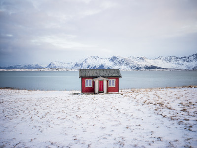 Rote Hütte am Meer / Landscapes