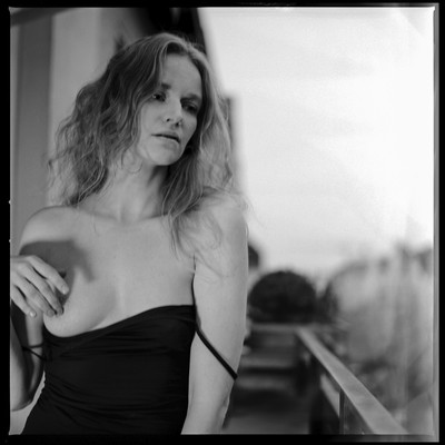 » #4/6 « / Dovile on film / Blog post by <a href="https://strkng.com/en/photographer/mika-ef/">Photographer mika-ef</a> / 2020-01-21 01:40 / Nude