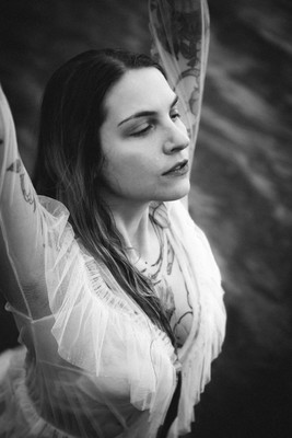 » #1/6 « / A sombre summer splash / Blog-Beitrag von <a href="https://strkng.com/de/fotograf/christian+karner+ckvi/">Fotograf Christian Karner CKVI</a> / 04.01.2025 00:14 / Menschen